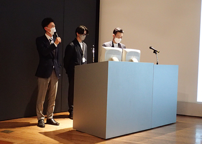 日本工学院専門学校テクノロジーカレッジ 建築学科 山田俊之 科長（左端）による学生紹介