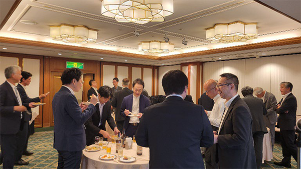 懇親会での交流の様子