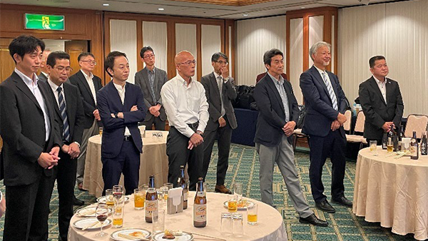 懇親会で挨拶を聞く参加者の様子